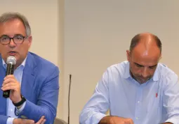 Il sindaco, Marco Gallo, e l'assessore alle Attività produttive, Diego Bressi, durante l'incontro indetto dal Comune nello scorso settembre per presentare il progetto di candidatura